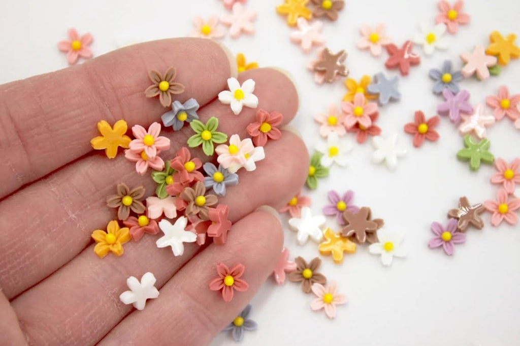 Micro Resin Daisy Blooms Dollhouse Miniature Polyresin Flowers Terrarium Fairy Garden Dollhouse Terrarium Zen Garden Fairy Garden (50 PCS)